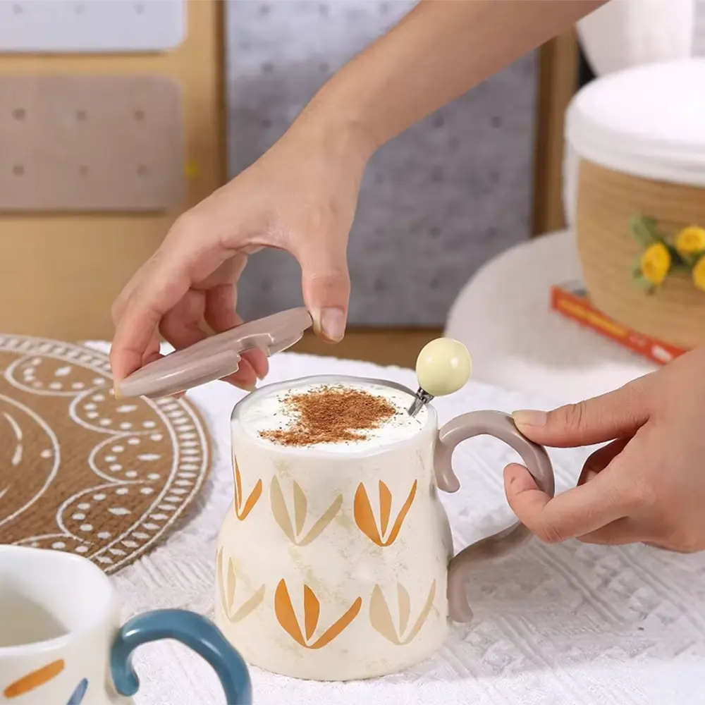 Ceramic 450ml beige mug with brown lid & spoon2