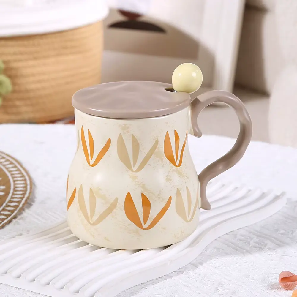 Ceramic 450ml beige mug with brown lid & spoon3